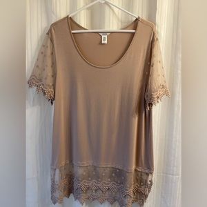 Kaktus top with lace sleeve and hem